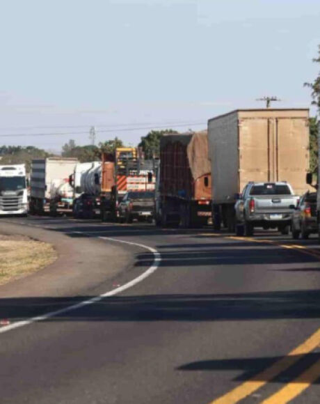 Engavetamento na BR-163 deixa um morto e trava rodovia com 8 km de congestionamento