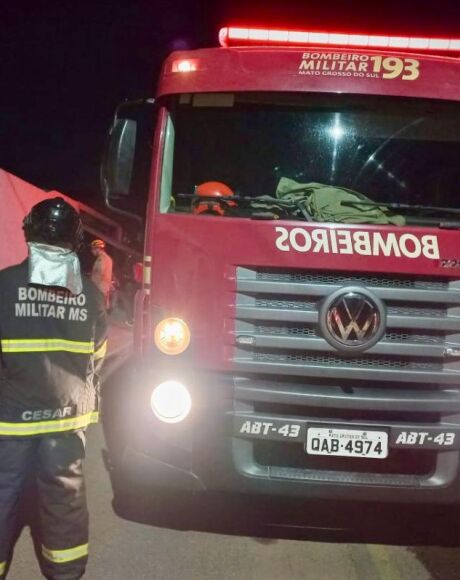 Inc&ecirc;ndio em resid&ecirc;ncia mobiliza pol&iacute;cia e bombeiros ap&oacute;s desentendimento familiar em Coxim