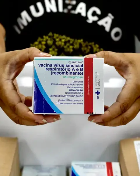 Minist&eacute;rio da Sa&uacute;de inicia distribui&ccedil;&atilde;o nacional de vacina contra v&iacute;rus sincicial respirat&oacute;rio 