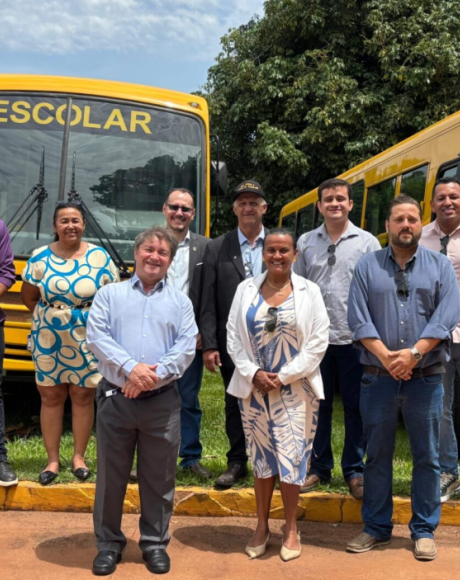 Coxim recebe dois novos &ocirc;nibus escolares com acessibilidade
