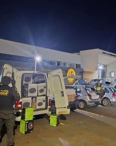 Pol&iacute;cia apreende sete ve&iacute;culos com produtos de contrabando e prende seis pessoas na MS-164
