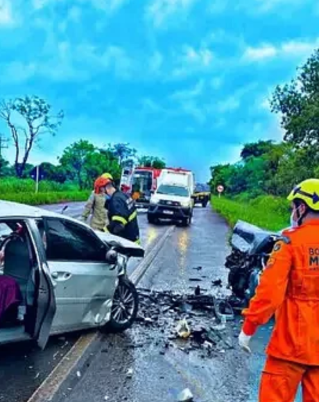 Colis&atilde;o frontal entre dois carros na BR-267 deixa tr&ecirc;s mortos da mesma fam&iacute;lia
