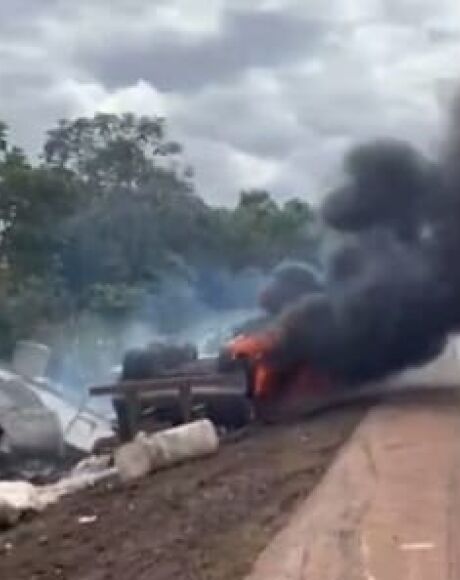 Carreta pega fogo ap&oacute;s acidente e chamas altas assustam condutores na BR-163 entre Coxim e Sonora