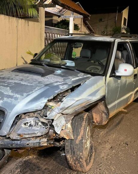 Motorista foge ap&oacute;s colis&atilde;o violenta e deixa duas pessoas gravemente feridas em Coxim               