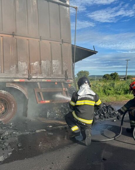 Carreta carregada com carv&atilde;o tem princ&iacute;pio de inc&ecirc;ndio na BR-163, em Coxim
