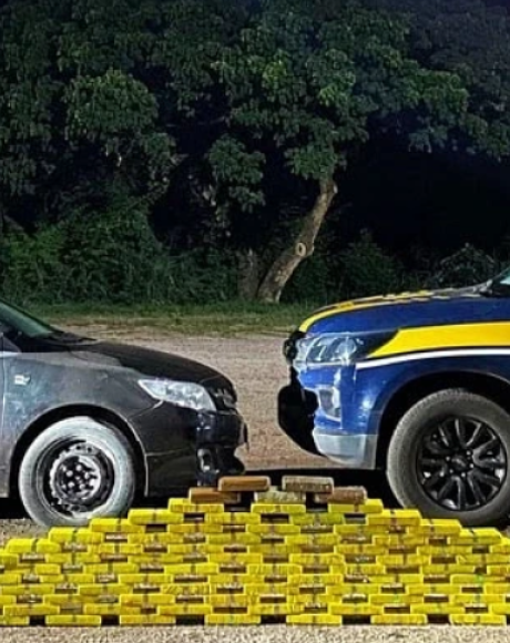 Motorista foge a p&eacute; e abandona Corolla com 111 kg de coca&iacute;na na BR-262
