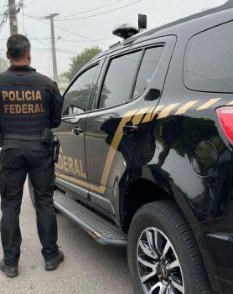 Opera&ccedil;&atilde;o da Pol&iacute;cia Federal intercepta carreta com grande carga de drogas 