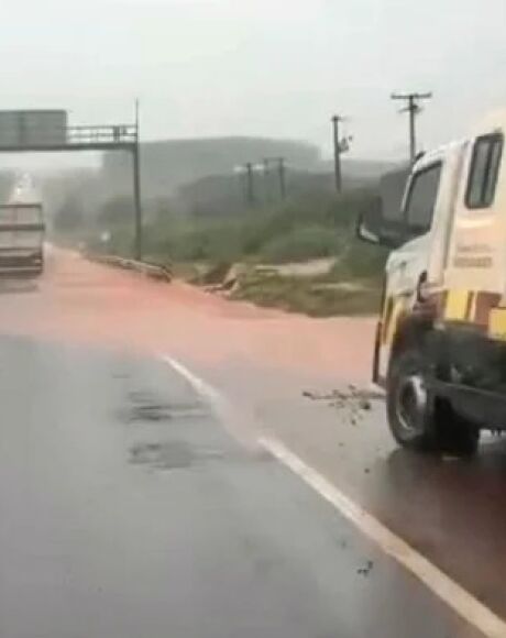 Chuvas causam pontos de alagamento na BR-163 e &aacute;gua invade pista em S&atilde;o Gabriel do Oeste