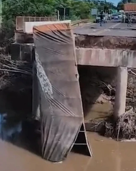 Ponte cai durante passagem de carreta, semanas ap&oacute;s ser "engolida" por rio