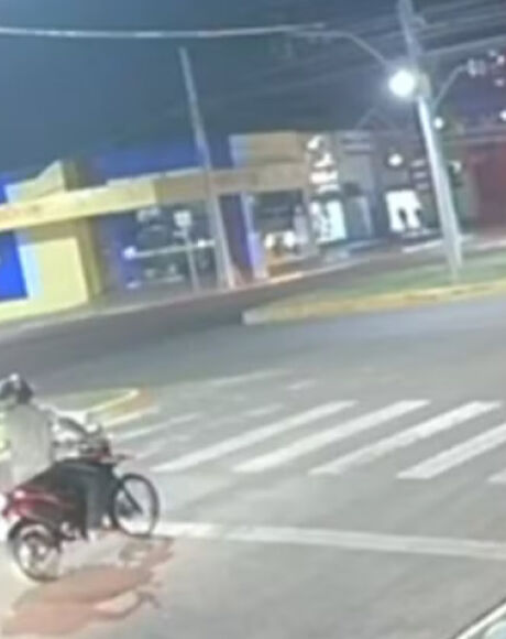 Motociclista parado em sem&aacute;foro &eacute; atropelado e suspeito foge em MS