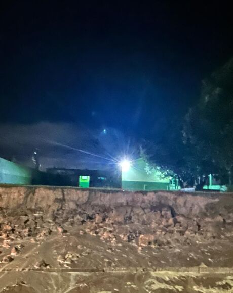 Muro da Escola S&iacute;lvio Ferreira desaba em Coxim