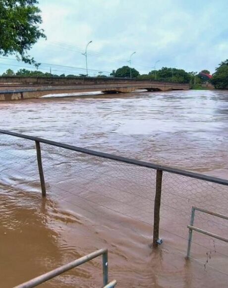 Coxim em colapso h&iacute;drico: chuvas hist&oacute;ricas transformam ruas em rios 