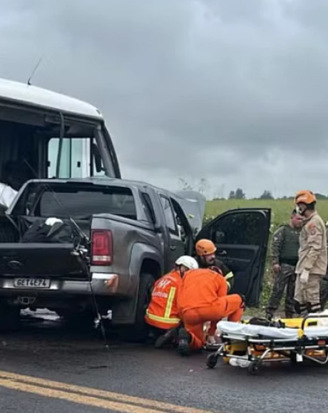 Colis&atilde;o entre &ocirc;nibus e caminhonete deixa um morto e dois feridos na BR-163
