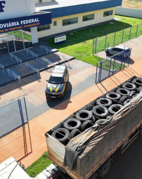 PRF apreende 220 pneus contrabandeados e prende motorista em Dourados
