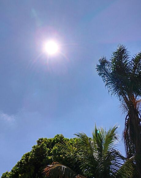 Sol predomina e calor marca o domingo em Coxim neste 26 de abril