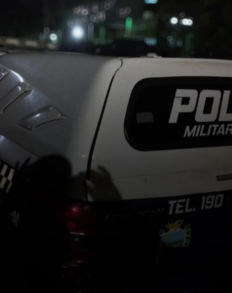 Ap&oacute;s m&atilde;e negar dinheiro, homem tenta invadir casa, agride adolescente com barra de ferro 