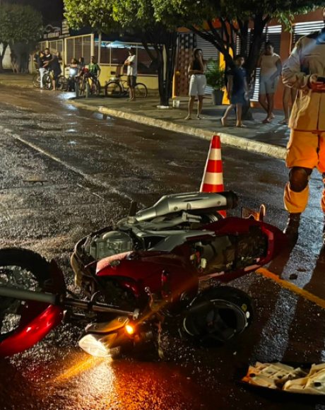 Colis&atilde;o entre motocicleta e bicicleta el&eacute;trica deixa homem ferido no Senhor Divino, em Coxim
