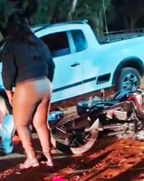 Colis&atilde;o entre moto e Saveiro deixa dois jovens feridos em estrada de acesso ao CTG em Coxim
