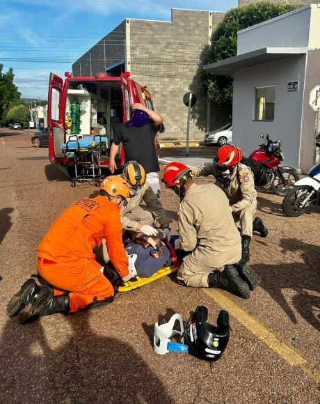 Motociclista fica ferida ap&oacute;s abelha entrar em capacete e causar acidente no Centro de Coxim