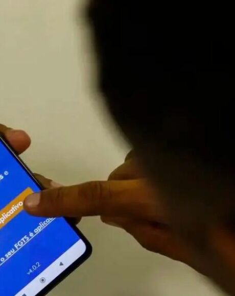 Trabalhadores j&aacute; podem consultar saldo do FGTS para quitar d&iacute;vidas no novo desenrola
