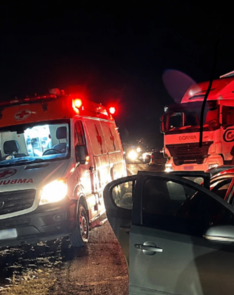 Ambul&acirc;ncia de S&atilde;o Gabriel do Oeste se envolve em acidente com carreta e carro na BR-163