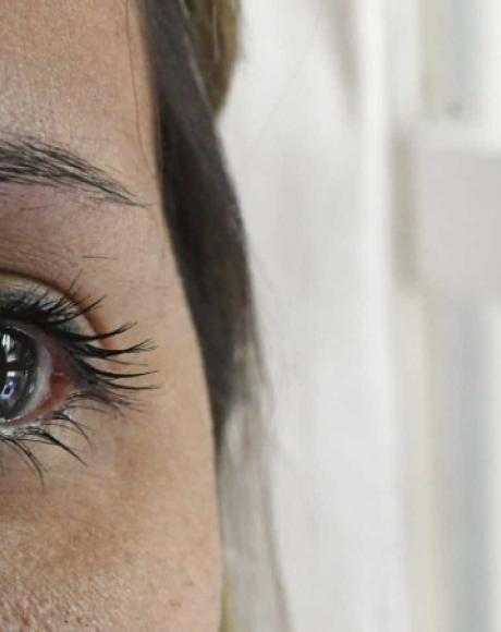 Den&uacute;ncias de viol&ecirc;ncia digital contra mulheres sobem 188,6% em um ano, e Ligue 180