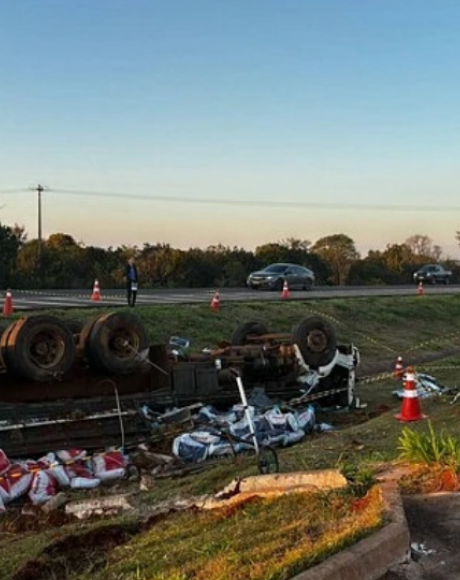 Motorista morre ap&oacute;s caminh&atilde;o carregado com sal mineral capotar na BR-163 a caminho de S&atilde;o Gabriel 
