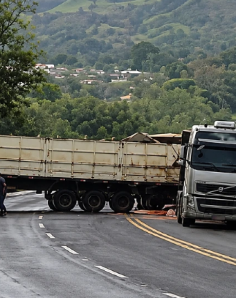 Carreta perde tra&ccedil;&atilde;o na subida, desce de r&eacute; e provoca colis&atilde;o na BR-060, em Camapu&atilde;
