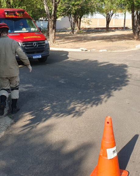 Ciclista sem freios invade preferencial e colide na lateral de camionete no Flávio Garcia