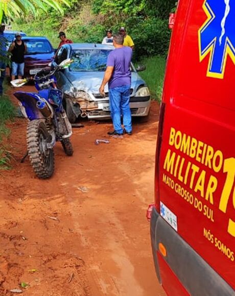 Colisão frontal entre moto de trilha e carro deixa duas pessoas feridas próximo ao Córrego Fortaleza