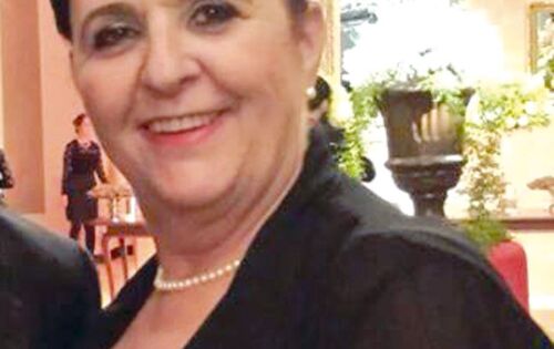 *** Na pr&oacute;xima segunda-feira &eacute; a vez da ex-primeira dama de Coxim Roseli Kohl colher mais uma rosa no jardim. Antecipamos nossos parab&eacute;ns e desejamos muitas realiza&ccedil;&otilde;es. felicidades.