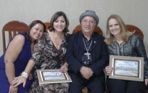 Bispo Dom Antonino ladeado por agraciadas (Elo Dantas e Vereadora Marilene) e vereadora L&uacute;cia da AAVC