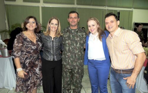 Eu, professora Marilene, o anfitri&atilde;o e os empres&aacute;rios da Ceres que tamb&eacute;m marcaram presen&ccedil;a