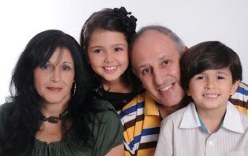 ***Parab&eacute;ns para Roberto (Casa da Tapioca) que ontem comemorou anivers&aacute;rio. Na foto ao lado da esposa, Rose e dos netos Julia e Jo&atilde;o Roberto. Felicidades!!!