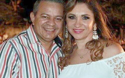 ***Parab&eacute;ns para a primeira dama de Pedro Gomes, Maura Mota que ontem comemorou seu anivers&aacute;rio. Na foto ao lado do esposo, o prefeito Francisco Vanderley Mota. Felicidades!!!