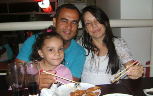 ***Felicidades a Izabel S. L. Alcantara que hoje comemora seu anivers&aacute;rio. Na foto ao lado do esposo Reginaldo e da filha Sara. Parab&eacute;ns!!!