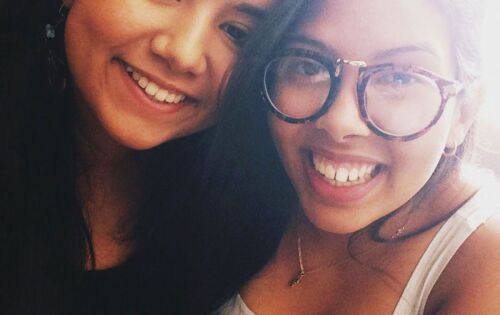 ***Renata Dresh completa 17 anos hoje. Na foto ao lado da irm&atilde; Estella. Seus pais Renato Dresh (Joalheria ca&ccedil;ula) e Neiva desejam muitas felicidades!!!
