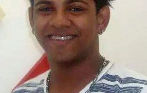 ***Amanh&atilde; (16) &eacute; o dia do cabeleireiro Maur&iacute;cio Meireles. Ele que &eacute; um grande profissional dedicado a beleza coxinense recebe os parab&eacute;ns do colunista Rodrigo Souza pela passagem de sua data natal&iacute;cia.