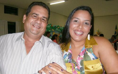 ***Parab&eacute;ns para Val&eacute;ria Ferreira de Ara&uacute;jo que no domingo (31) comemora seu anivers&aacute;rio. Na foto ao lado do esposo Dr&ordm; Jordelino Garcia.