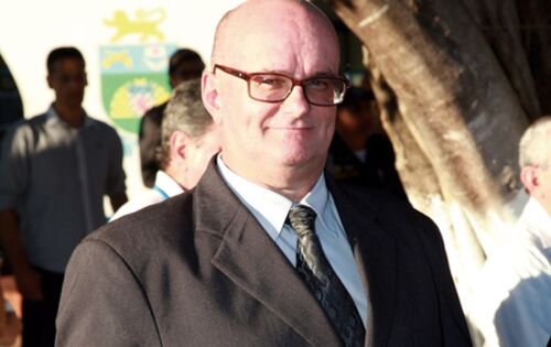 ***Quem recebeu os cumprimentos ontem foi o delegado Regional de Coxim, Arantes Fagundes pela passagem do seu anivers&aacute;rio. Que esta data se repita ainda por muitos anos. 