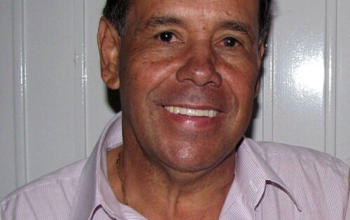 ***Dedicamos ao nosso amigo, professor Ubirajara Gon&ccedil;alves &ldquo;aquele abra&ccedil;o&rdquo;. Ele que est&aacute; a todo vapor nesses &uacute;ltimos dias de campanha pol&iacute;tica, vai ter que tirar um tempinho para comemorar hoje ((5) o seu anivers&aacute;rio. Felicidades!