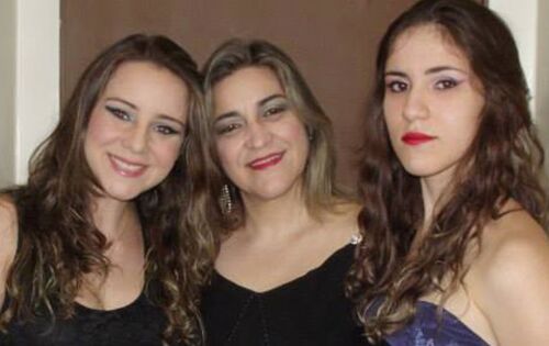 ***Parab&eacute;ns para Dr&ordf; Rosani Sachetin (F&aacute;rmacia Equil&iacute;brio) que comemora seu anivers&aacute;rio na pr&oacute;xima segunda-feira (29). Na foto ao lado das filhas Lu&iacute;sa e J&uacute;lia.