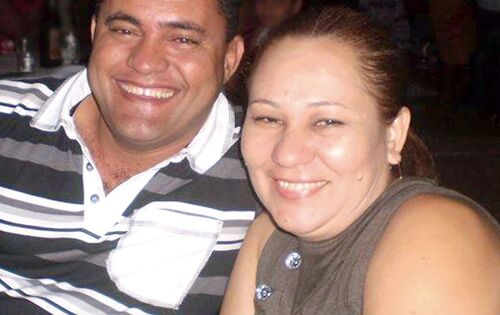 *** Domingo ser&aacute; dia de festa para Ana Cristina, j&aacute; que ela estar&aacute; apagando mais uma velinha. Ana Cristina e Jos&eacute; Leonardo s&atilde;o propriet&aacute;rios do Supermercado Crislaw que oferece todos os dias &agrave; popula&ccedil;&atilde;o coxinense &oacute;timos produtos, com excelentes pre&ccedil;os e