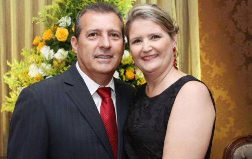 ***Felicidades ao Ricardo Ant&ocirc;nio Ferracini que hoje completa mais um ano de vida. Na foto ao lado da esposa, C&aacute;tia.