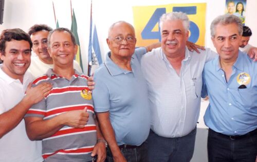 *** Deputado eleito Beto Pereira, Sidrack, Rubens Dantas, prefeito de Aquidauana Jos&eacute; Henrique Trindade ao lado do candidato ao governo do Estado Reinaldo Azambuja durante agenda em Aquidauana. Reinaldo aproveitou para comunicar que na quinta-feira ele e