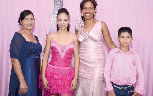 ***Josafan Ara&uacute;jo organizou uma linda festa para comemorar os 15 anos de sua filha, Taynara Ara&uacute;jo. Na foto a av&oacute;, Ana F&aacute;tima e o irm&atilde;o da debutante, Jo&atilde;o Italo que tamb&eacute;m aniversariou. Desejamos felicidades a essa querida fam&iacute;lia.