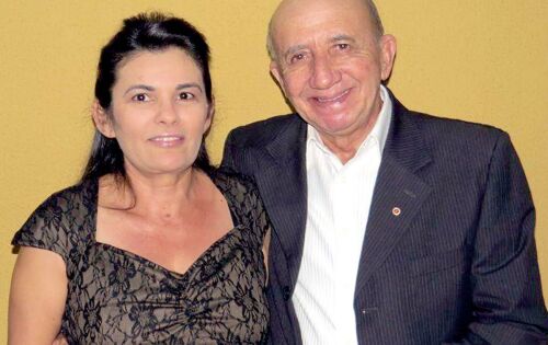 ***Parab&eacute;ns duplo para Dr. Paulino pelo seu anivers&aacute;rio comemorado na pr&oacute;xima segunda (27) e pelo Dia do dentista (25), j&aacute; que ele &eacute; um dos pioneiros da profiss&atilde;o no Estado. Na foto ao lado da esposa Marluce.