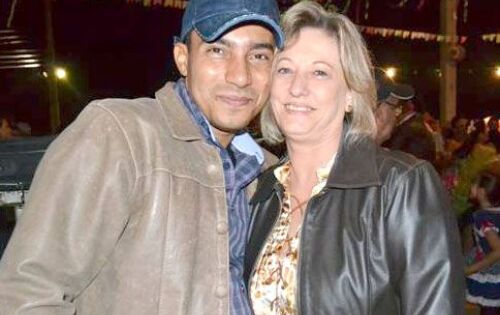 ***A empres&aacute;ria coxinense Jane Bombonato (JB M&oacute;veis) recebeu ontem todo carinho merecido pelo seu anivers&aacute;rio. Desejamos que Deus continue aben&ccedil;oando ao lado do Paulo, seu grande companheiro de muitos anos de lutas e conquistas. Parab&eacute;ns Jane, parab&eacute;ns a
