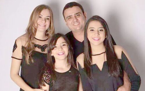 *** Parab&eacute;ns para Dr. Victor Rog&eacute;rio Gava que completar&aacute; mais um ano de vida na pr&oacute;xima segunda-feira. Na foto, ao lado do seu cl&atilde;, Dra. Adriana, Maria Eduarda e Bruna.