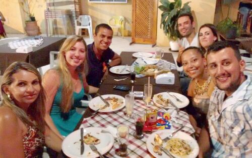 ***Os amigos Vera, Capit&atilde;o Cleverson, Tatiane, Jana&iacute;na e o Sargento Rodrigo comemoraram nesta quarta-feira o anivers&aacute;rio de Thais. Ela &eacute; casada com o Capit&atilde;o Douglas e ambos acabaram de chegar em Coxim. Bem Vindos!